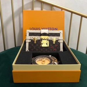 Louis Vuitton LV 路易威登 PETITE MALLE 盒子包 M45292純鋼米白小花 采經用典的Monogram帆面布料 靈感源自富的有銀行家Albert Kahn于20世紀初期設計的制定