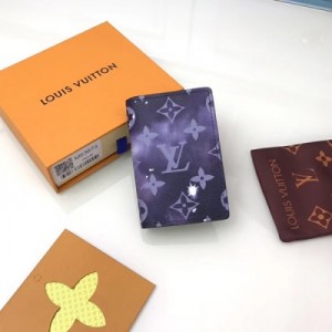 【LV頂級原單】Louis Vuitton路易威登 M63873卡包 為2019春夏預裝而設計的卡片包“組織器·杜波什”。在表現深空的印刷中使用了帶有古典的單圖圖案的單圖畫廊畫布。最緊湊的卡包包括多個口袋和信用卡插槽。尺