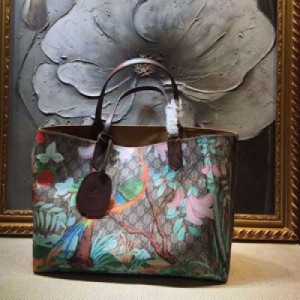 GUCCI  新款購物袋，圖案以現代花卉圖案為主題，其靈感源自 18 世紀掛毯和屏風中所描繪的中國山水畫。花卉圖案由花朵、昆蟲和鳥類構成，其中包括蜻蜓、蝴蝶和蜂鳥等