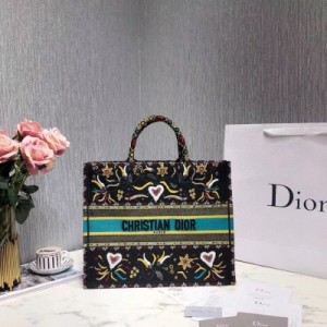 Dior迪奧 Book Tote 時尚易逝 經典永存 Dior 2019 高級 定制系列 刺繡帆布手提包 創造經典 演繹時尚 藝術和花圖案，時尚簡潔，肩背與手提兩用。尺寸：41.5x32x5