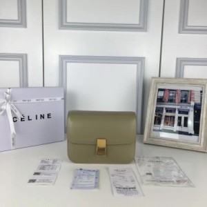Céline Classic Box的鎖扣設計秉承了CéLINE一貫的簡約大氣復古風範 包身也沒有搶眼的裝飾點綴 但是就憑這股難得的極簡魅力 讓大眾女性愛不釋手 尺寸24cm