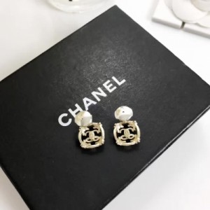 Chanel 17早春新款 耳環 顏色、款式、設計打破以往各種局限，已經成了明星、網紅、It girl們的摯愛，人氣和辨識度都非常高，強烈推薦！