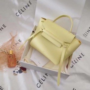 原單 CéLINE Belt Bag 鯰魚包 24CM Celine在IT Bag的世界裡總是占著一席之地 設計師Phoebe Philo設計出一款款風靡時尚圈的當紅IT Bag 鯰魚包(Celine Belt) 現在紐