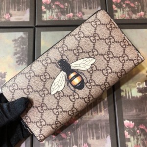 Gucci古馳最最最火爆款來襲 官網同步 Gucci古馳蜜蜂圖案拉鍊包系列 12個卡片隔層和3個鈔票隔層 型號：451273，顏色：蜜蜂咖啡PVC，尺寸：W19×H10.5×D2.5cm。