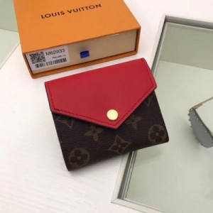 【LV頂級原單】Louis Vuitton M62933黑色  路易威登精巧的Zoe錢夾：輕鬆收入任何小號包袋的尺寸，足以存放硬幣、紙鈔與信用卡的容量。 Monogram帆布搭配彩色皮革，一枚路易威登金色摁扣更顯精緻迷人