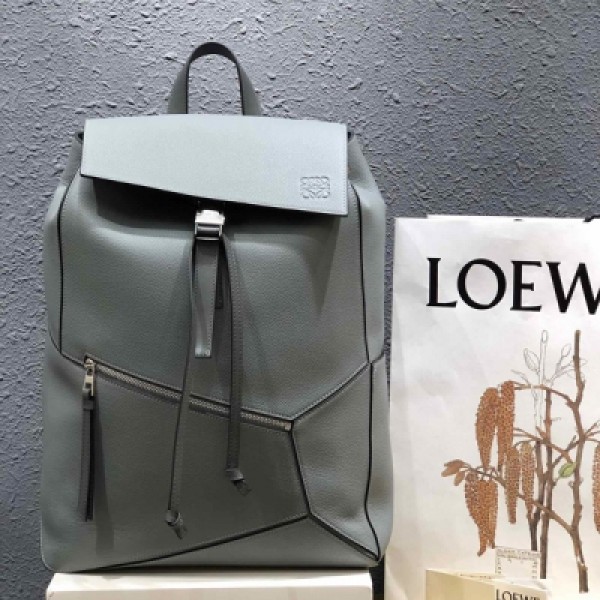 LOEWE羅意威 Puzzle Backpack 超大容量，立方體造型獨特創新，精確剪裁營造出體積感！柔軟粒面小牛皮，前幅一個小拉鏈口袋，側面一個小插袋可放隨身物品，非常方便使用 尺寸：33-44.5-19 型號:061