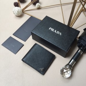 Prada普拉達 岀新款錢包 ，0513粗紋黑色/黑，專櫃同步，頂級貨，175鋼印碼+整套包裝，裏外顏色不一致 ，採用進口粗十字紋，標誌也是專櫃最新的