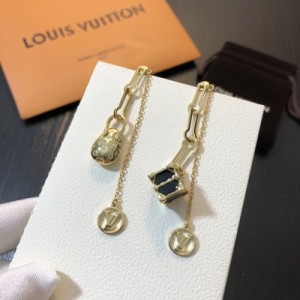 LV Louis Vuitton路易威登 新品 正品黃銅底材搭配各種日常和約會造型，隨性又經典美美小仙女推薦自留
