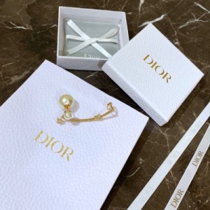 Dior迪奧 秋冬新款DiOr TRIBALES 耳環、運用品牌logo與色調極好的金色結合水晶搭配星星與琉璃珍珠！展現獨特個性，精巧別致，新穎多樣，特立獨行的都市風尚！單個