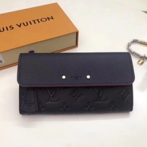 Louis Vuitton 此件Pont-Neuf長款錢夾風格柔美而現代，LV路易威登設計極為貼心：正面的拉鍊貼袋最大限度地優化了內部空間，同時勾勒出纖細精巧的造型。造型纖薄而空間寬敞，可放入一台智能手機。原版皮， 型號