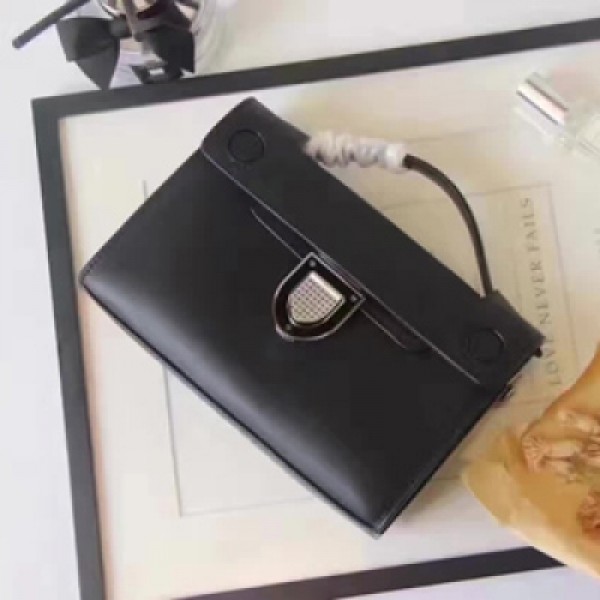 DiorEver已經完全成為Dior近年招牌性的經典包款 最新的設計是超Q的Mini款上進行不同顏色的皮質拼色  義大利 頂級小牛皮 搭配琺瑯扣 頂級貨品