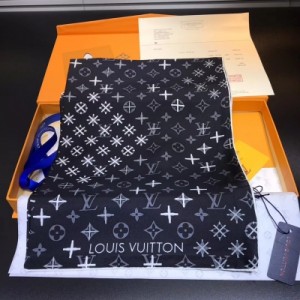 Louis Vuitton（路易威登）各大專櫃在售 LV頂級斜紋真絲方巾 110x110cm 放大細節 展現出來的工藝 看得見的品質 均勻的圖案佈局讓人深深地感受到頂級品牌的品味 靈動的LV花紋充分延伸 色澤純正豔麗