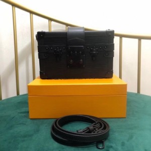 Louis Vuitton LV 路易威登 PETITE MALLE 盒子包 M44199黑色水波紋 采經用典的Monogram帆面布料 靈感源自富的有銀行家Albert Kahn于20世紀初期設計的制定旅