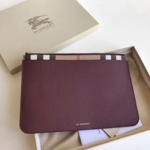 Burberry巴寶莉粒紋牛皮拉鍊收納袋，搭配俐落的House格紋棉質裁片。纖巧的版型可輕鬆置於公事包或旅行包內，並可輕鬆容納平板電腦。尺寸：30 x 20 cm