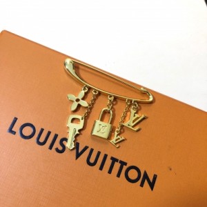 LV LOUIS VUITTON 路易威登 胸針新品 正品黃銅底材搭配各種日常和約會造型，隨性又經典美美小仙女推薦自留