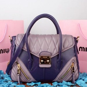 新款miumiu繆繆  原版羊皮 走秀款 多拉鏈時尚女包單肩手提包 1049紫配紫