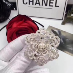 Chanel 17款 鏤空花朵滿鑽珍珠胸針 二色齊