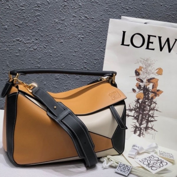 Loewe羅意威 新圖首發 Loewe Puzzle 小號～2020版專櫃 同步最新做法 尺寸2414-11CM,大容量，日常，手機 ，充電寶，錢夾，粉餅，唇膏，雨傘，手杯等統統輕鬆收納分！專櫃最新色喲～顆粒紋搭配平紋