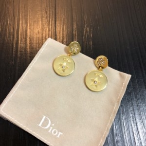 Dior迪奧 耳釘恰到好處的設計質感盡情展現。無論大方得體的正裝，還是簡約幹練的休閒服，頸間光彩都能使人魅力爆燈