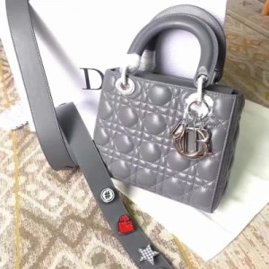 迪奧Dior 新款4格 市面最高版本！ My Lady Dior Dior迪奧首款可個性化的Lady手提包，所採用的設計理念,運用Dior Lucky Badges幸運徽章為這款經典手提包的肩背帶作個性化裝飾，締造專屬於