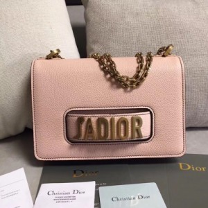 2018 Dior迪奧J’ADIOR 荔枝紋新品 此款小牛皮翻蓋式手提包搭配“J’ADIOR”標誌和復古金屬可拆卸鏈帶。優雅中多了很多個性的元素，做舊的金屬大字母個性中帶點著帥氣，對比優雅的包型，有種神秘而強大的美感，你