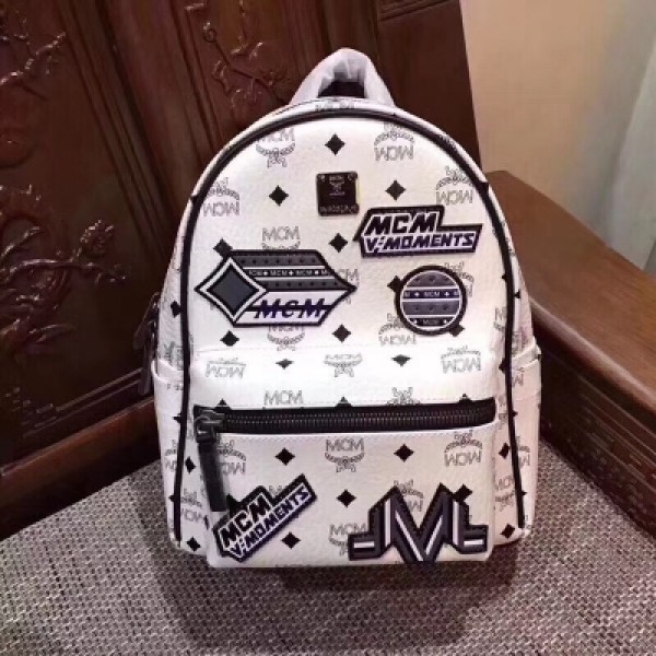 MCM包包 > MCM Victory Patch Stark 雙肩背包，瀟灑上路，縱享快意人生。採用我們的標誌性 Visetos 塗層帆布，由工匠精心打造，並飾以多彩的貼花裝飾，向賽車手制服致敬，逗趣感十足。此外，巧妙