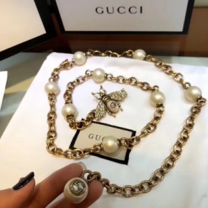 Gucci古馳網專櫃熱推款皮帶，蜜蜂珍珠皮帶扣式鍍金腰鏈！時髦中帶著隨性和酷感，獨特復古風格