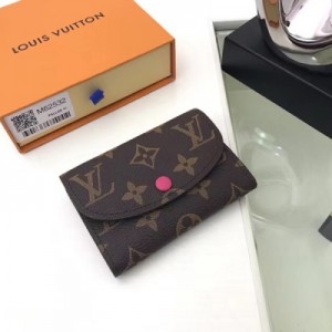 LV路易威登 頂級原單 Louis Vuitton M62532玫紅 小巧玲瓏卻極為實用，此款多彩信封式零錢包是現代女性都市生活中的完美伴侶。身材小巧，輕鬆收入包袋甚至衣袋之中。尺寸11x8，包裝:配包裝盒