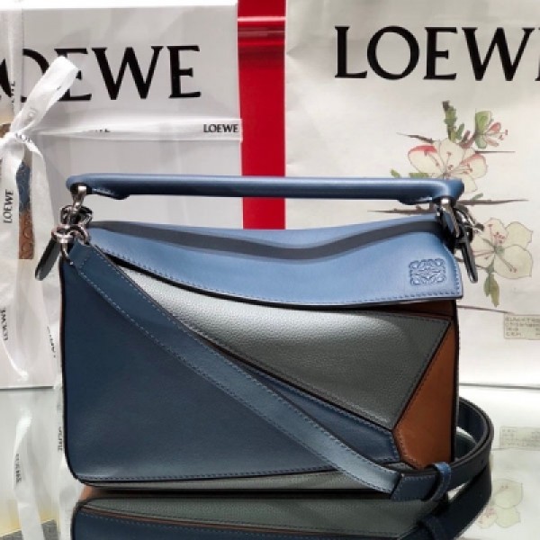 Loewe羅意威 新圖首發 Loewe Puzzle 藏藍拼 中號 2020版專櫃 同步做法 尺寸29*18*12CM,大容量，日常，日常，手機 ，充電寶，錢夾，粉餅，唇膏，雨傘，手杯等統統輕鬆收納分！專櫃最新色喲～顆粒