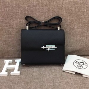 Hermès Verrou 插銷包 現貨 Hermes epsom皮 全手工 89黑色 這款包包正面整體呈方方正正的長方形，設計非常簡潔，但是銀色的“門閂形”鎖扣部分是點睛之筆，讓包包整體有了一種“構成主義”之美。背面設