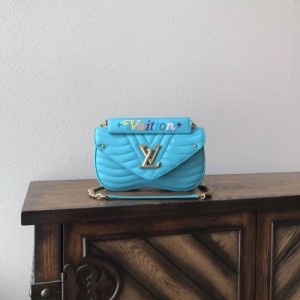 LV頂級原單 Louis Vuitton NEW WAVE 小號手袋 路易威登M51683藍色 個性十足的New Wave 小號手袋，新潮造型的必備之選。 由柔滑的絎縫小牛皮裁制而成，可脫卸手柄處印有彩色路易威登英文字樣