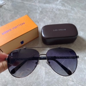 LV LOUIS VUITTON路易威登墨鏡 品牌：路易家。高品質電鍍潮款眼鏡，偏光墨鏡，高清寶利萊雙色偏光真膜鏡片，開車旅遊自拍必備，偏光彩膜太陽鏡