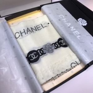 Chanel香奈兒圍巾 專櫃最新款超級超級美的羊絨長巾真心美的讓人心動 上身效果簡直美翻了 品質非常完美 整個圍巾給人大牌氣場的同時又非常精緻，讓整個人的層次提升好幾個level絕對值得入手的新款精緻女人名媛氣質者，上輕
