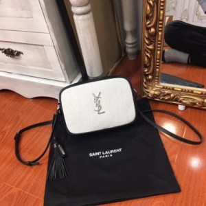 YSL聖羅蘭 Yves Saint laurent 亞麻帆布真皮相機包，飾以Ysl銀色金屬標誌且攜帶鐫刻 saint lanrent標誌的可拆式流蘇穗，肩帶可調式。尺寸：23x16x6cm 型號：505730