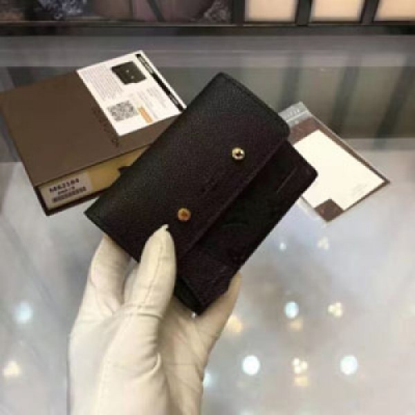 Louis Vuitton  海外頂級原單貨、  此件Pont-Neuf長款錢夾風格柔美而現代，設計極為貼心：正面的拉鍊貼袋最大限度地優化了內部空間，同時勾勒出纖細精巧的造型。造型纖薄而空間寬敞，可放入一台智能手機