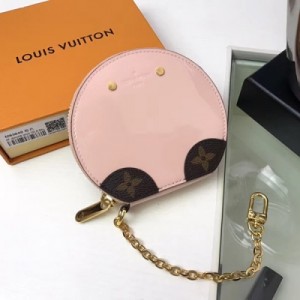 LV路易威登 頂級原單 Louis Vuitton M63848漆皮紫紅零錢包 這款Time Trunk Micro Bote Chapeau 零錢包是Time Trunk 系列的作品之一，靈感來源於路易威登2018-