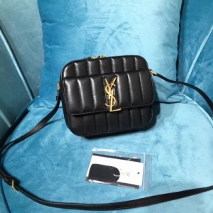 YSL Yves Saint laurent 聖羅蘭 SLP VICKY 絎縫小羊皮相機包 相機包配以翻蓋外袋，飾以 YSL 金屬標誌，配以可調式真皮肩帶。尺寸 18*13*6CM 100% 羊皮 金色金屬五金 帆布襯裡
