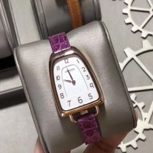 Hermes愛馬仕手錶 最新款 Galop d’Hermès系列腕表！探討光線的結晶 反射 / 反思 白晝 / 夜晚，讓時計的輪廓造型因時而異。開啟 / 開明。銳利的邊角消失了，只剩流線圓弧，完美的人體工學設計，目光的