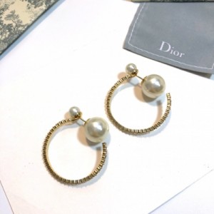 Dior迪奧 耳釘搭配是淑女風的完美示範。與簡潔又不失細節的細緻，質感、份量還非常好！