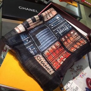 Chanel香奈兒圍巾 很有設計時髦感 上身非常喜歡，專櫃熱銷的新品~300支的精細手工台版印刷羊絨加密戒指絨，高撚度精細光澤的羊絨紗線，面料整體密實並且光澤度很高，羊絨部分使用的是美利奴幼羊的精細羊絨，因此面料手感細