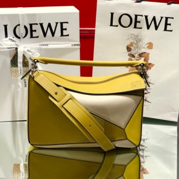 LOEWE羅意威 專櫃最新現貨新圖 LOEWE芥末黃拼色 PUZZLE中號 美膩膩的新拼色，迷到電到～ ～迎接聖誕這樣的色系簡直就是完美 尺寸29*18*12cm,大容量，日常，日常，手機，充電寶，錢夾，粉餅，唇膏，雨