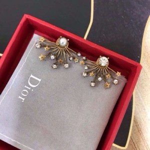 Dior迪奧 新款復古耳環 美懵一片小仙女～採用顯色度極好的古銅金為主色調 星星、水晶點綴的煙花設計 獨特中透露出清新可人的時尚氣息 亦不乏設計感