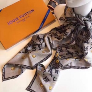 Louis Vuitton（路易威登）頂級斜紋真絲方巾 LV圍巾展現出來的工藝 看得見的品質 均勻的圖案佈局讓人深深地感受到頂級品牌的品味 靈動的LV花紋充分延伸 色澤純正豔麗 突顯高貴氣質 讓您在各種場合都魅力非凡尺