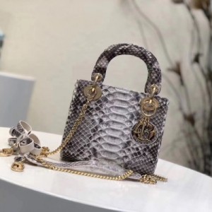 迪奧Lady Dior Mini 蛇皮款式 特殊工藝 內裡配羊皮，金屬配飾，可拆卸鏈帶，可手提亦可肩背或斜挎。可放入8plus，配兩條肩帶！尺寸17x15x7cm