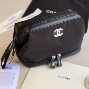 Chanel香奈兒 現貨20化狀包 專櫃不對外賣的這款 僅限Vip會員積 包身很輕 很耐造！容量具大！尺寸：23*12*18