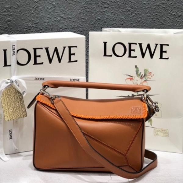 LOEWE羅意威 王牌 結晶橫空出世 小號 puzzle 王牌產品 王牌顏色 王牌 編織工藝，完美結合，締造火爆經典 小號尺寸：24*14*11CM 專櫃同步最新版本，大容量，日常，出遊妥妥滴！裝手機小錢包口紅粉餅,貼身