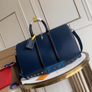 LOUIS VUITTON LV 路易威登 M55149 頂級原單 標誌性的Keepall 45旅行袋是軟皮旅行袋的始祖，作為Epi Patchwork系列之一再顯全新時尚風格。由海軍粒紋Epi皮革製成，寶藍色Epi凸顯細