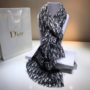 Dior迪奧圍巾 透進骨子裏的高級Dior優雅風 滿滿的D經典元素！這款羊絨的設計真的非常好看，特別又非常日常 非常有質感，很強烈的詮釋奢侈品時髦的態度 非常非常有調性，有品味的一款，最好的300支羊絨面料，非常柔軟舒