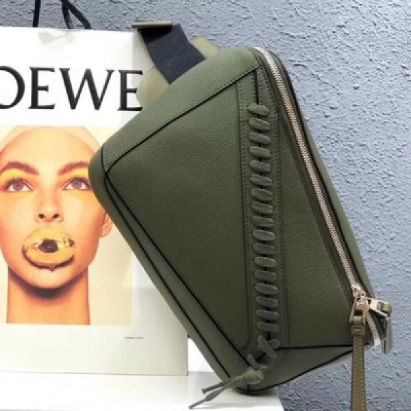 2018 Loewe羅意威 新作Puzzle Sling Bag 專櫃同步做法。採用進口西班牙顆粒紋小牛皮。男女通用YH036160