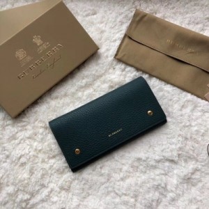 Burberry巴寶莉 貝爾特系列雙色長款錢夾，精選義大利鞣制的皮革打造，配有可拆式零錢夾與卡包。尺寸：20*10cm